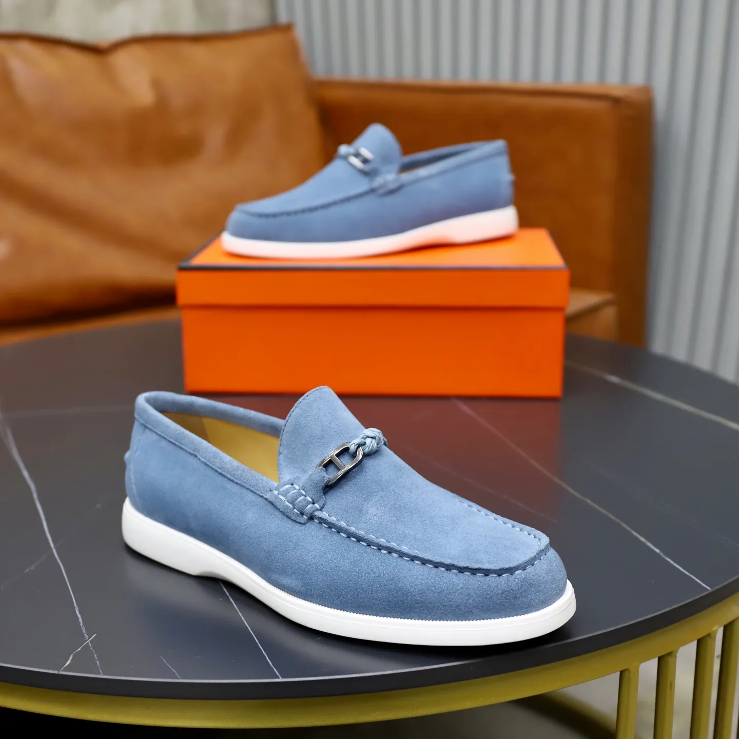 Ex-factory price: 540💰Hermès/Hermès slip-on men's shoes. This shoe is made of imported cow suede leather, with simple and smooth lines, and a 3CM rubber foam ultra-light sole combined with aerodynamic design! Youthful and fashionable, H button decoration, contrasting leather embellishment on the heel, calf lining to gently wrap your feet, with embossed logo cowhide feet, leather rock strips, casual and urban style, highlighting youthful vitality, sports and leisure version, super versatile Size number: 38-39-40-41-42-43-44 Standard leather shoe size (45 can be customized but does not support returns)